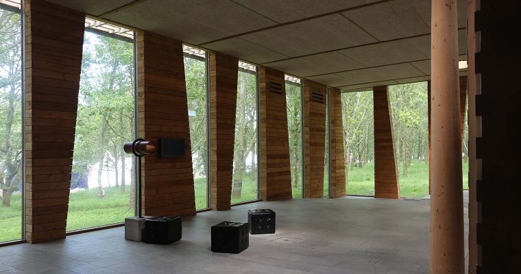 Spøttrup Borgs udstillingsrum med partier af egetræ og glassamlinger